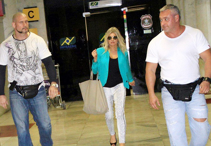 Fergie desembarca em aeroporto no Rio de Janeiro