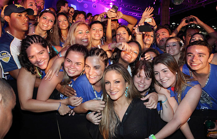 Claudia Leitte comemora 4 anos de carreira solo em visita ao seu camarote