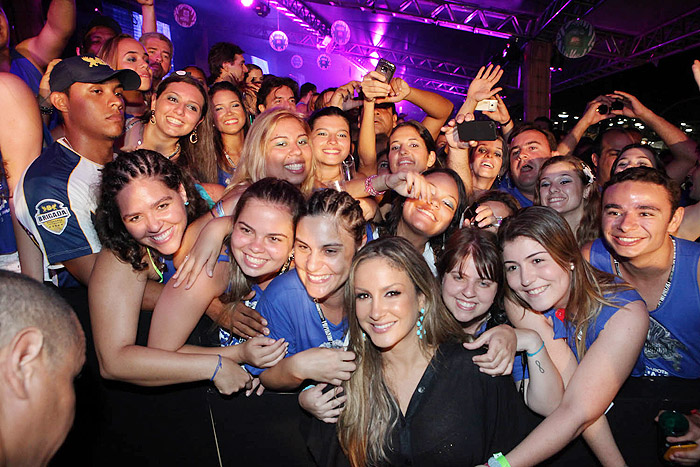 Claudia Leitte comemora 4 anos de carreira solo em visita ao seu camarote