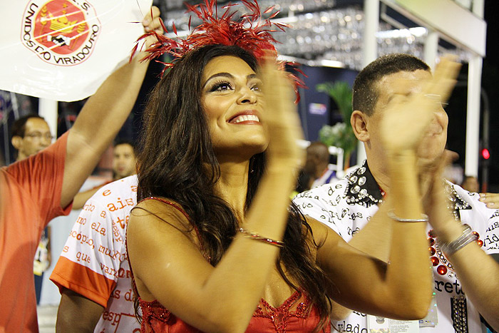 Juliana Paes prestigia desfile de grupo de acesso no Sambódromo do Rio