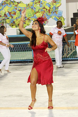 Juliana Paes prestigia desfile de grupo de acesso no Sambódromo do Rio