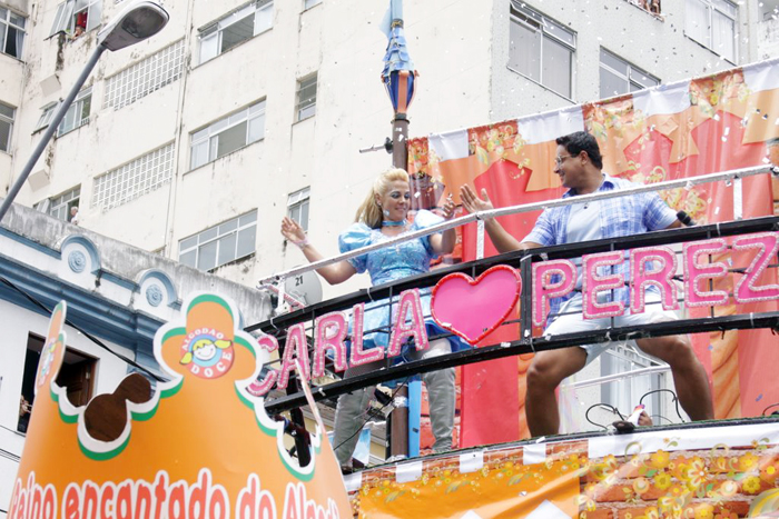 Carla Perez ataca de de Cinderela para o 2º dia do Algodão Doce