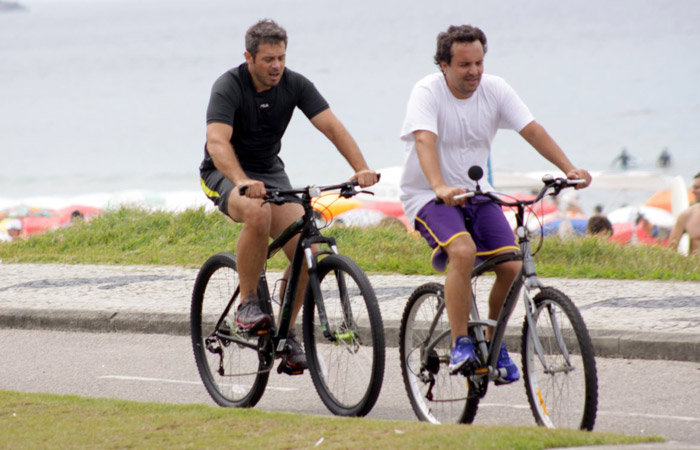 Luigi Baricelli boceja enquanto pedala pela manhã - Carlos Osmar/Aphotos