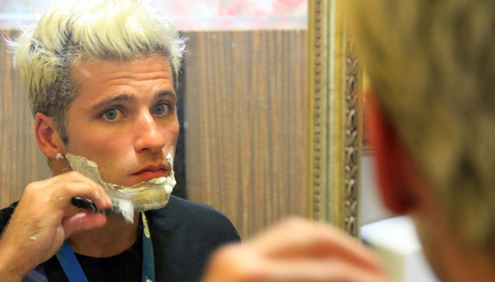 Bruno Gagliasso faz a barba durante Carnaval de Salvador