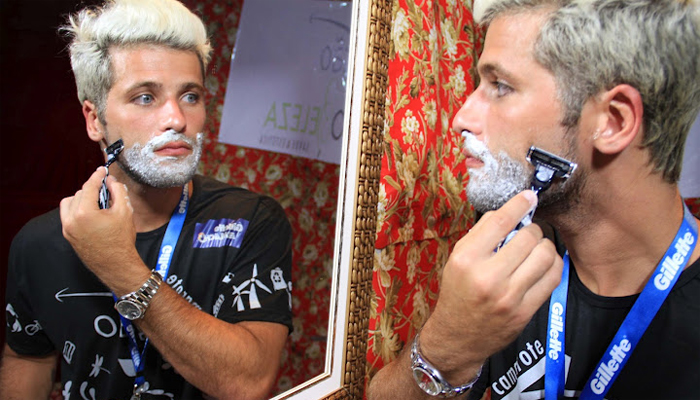 Bruno Gagliasso faz a barba durante Carnaval de Salvador