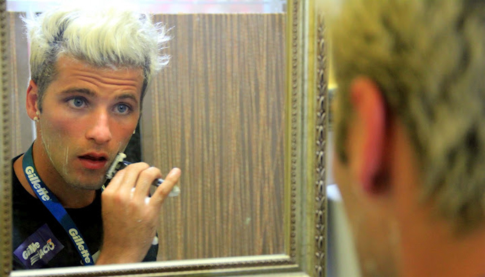 Bruno Gagliasso faz a barba durante Carnaval de Salvador