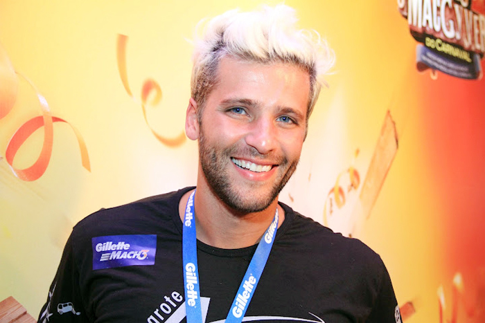  Bruno Gagliasso faz a barba durante Carnaval de Salvador