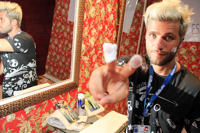  Bruno Gagliasso faz a barba durante Carnaval de Salvador