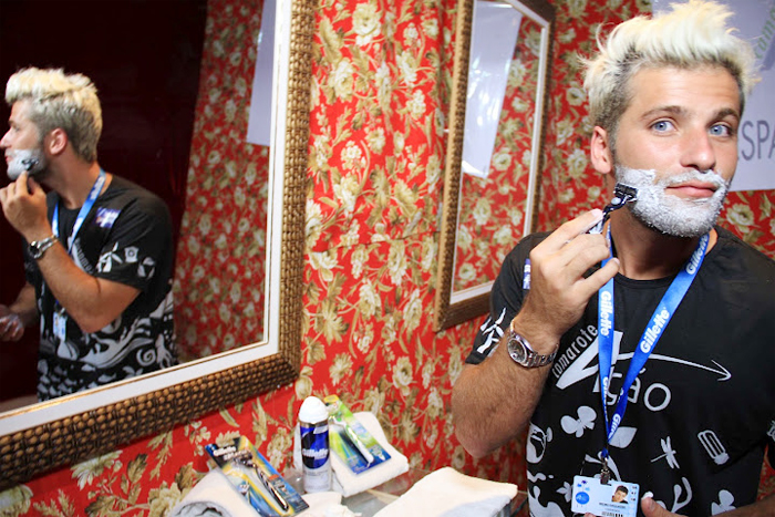  Bruno Gagliasso faz a barba durante Carnaval de Salvador