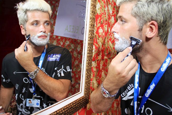  Bruno Gagliasso faz a barba durante Carnaval de Salvador