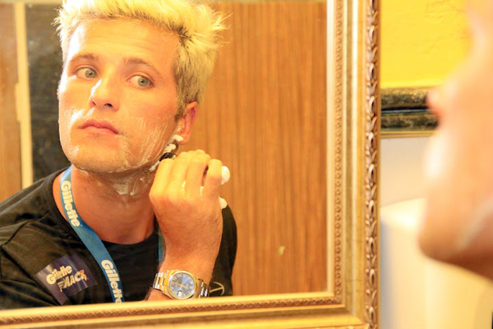  Bruno Gagliasso faz a barba durante Carnaval de Salvador