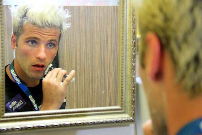  Bruno Gagliasso faz a barba durante Carnaval de Salvador