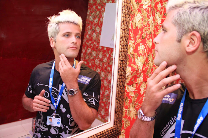  Bruno Gagliasso faz a barba durante Carnaval de Salvador