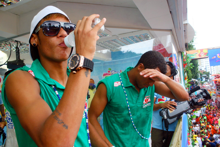 Bahia: Jogadores Neymar e Lucas fazem a alegria de fã especial