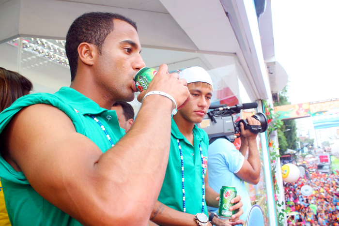 Bahia: Jogadores Neymar e Lucas fazem a alegria de fã especial