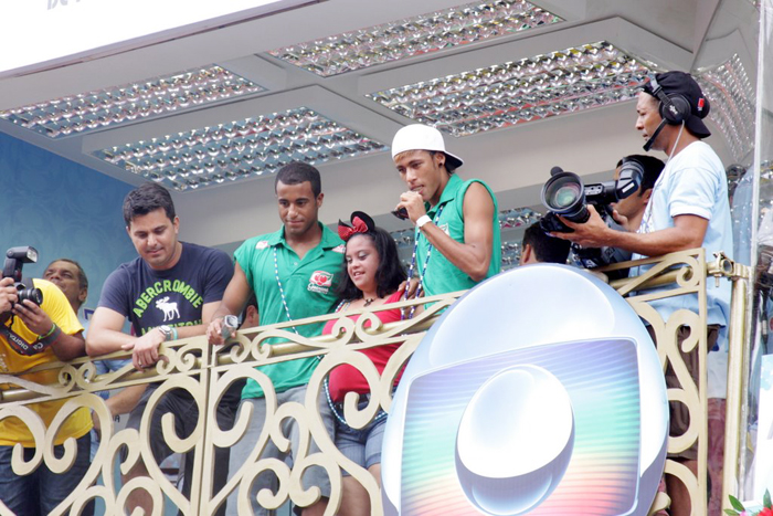 Bahia: Jogadores Neymar e Lucas fazem a alegria de fã especial