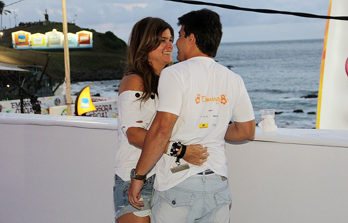 Cristiana Oliveira beija muito em camarote em Salvador