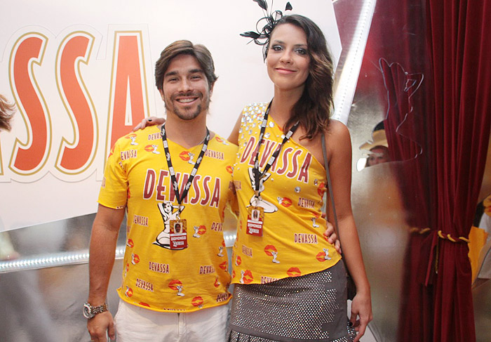 Camila Rodrigues e o namorado no camarote Devassa