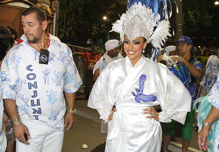 Sheron Menezes se transforma em Pomba da Paz na Portela