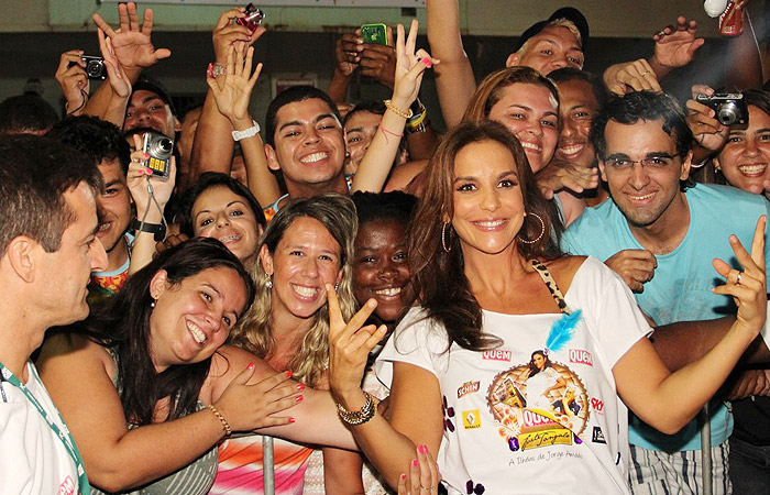 Ivete Sangalo não desgruda do marido em dia de folga