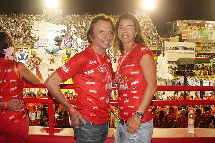 Emerson Fittipaldi e a esposa.