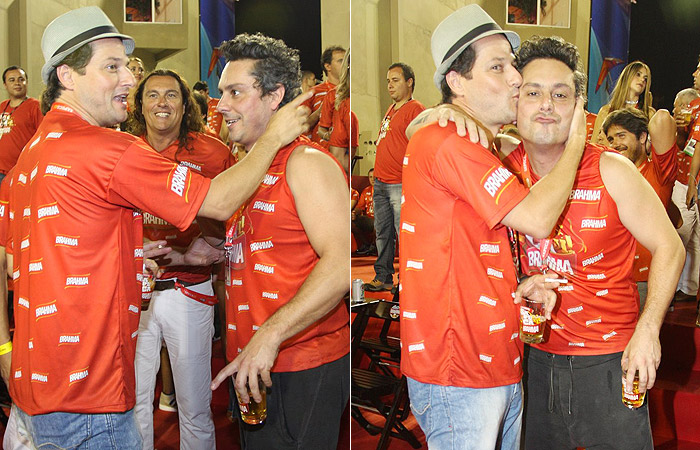 Marcelo Serrado ganha beijão de Alexandre Nero e Sandro Pedroso