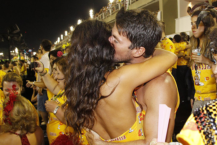 Juliana Paes beija o marido