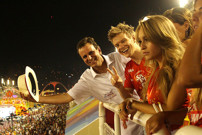 Michel Teló e Eduardo Paes brincam com os fotógrafos