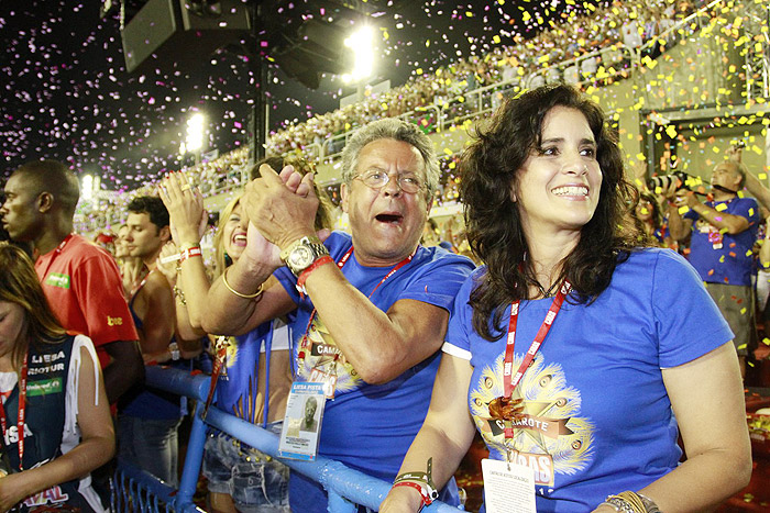 Marcos Paulo aplaude a mulher