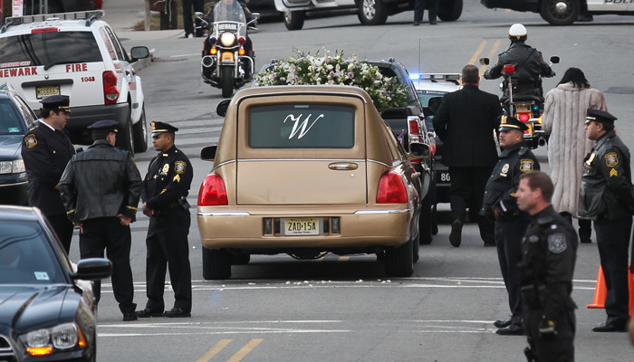 Corpo de Whitney Houston é enterrado em Fairview 