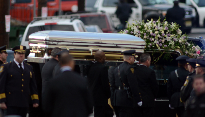 Corpo de Whitney Houston é enterrado em Fairview 