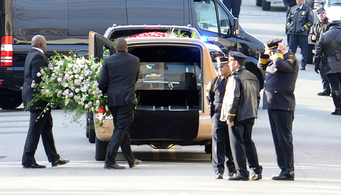 Corpo de Whitney Houston é enterrado em Fairview 