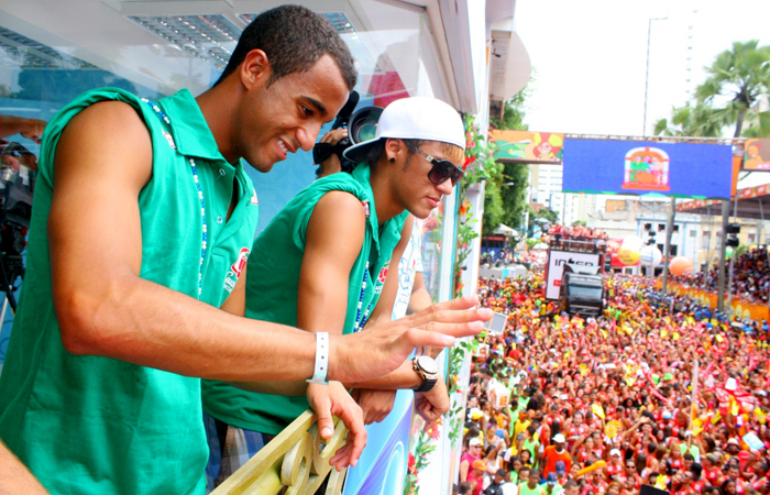 A maratona de Neymar e Lucas como foliões na Bahia - Divulgação