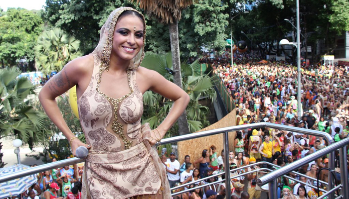  Alinne Rosa em mais um dia de folia na Bahia com vestido de renda