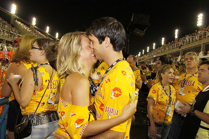 Juliana Silveira beija o namorado.