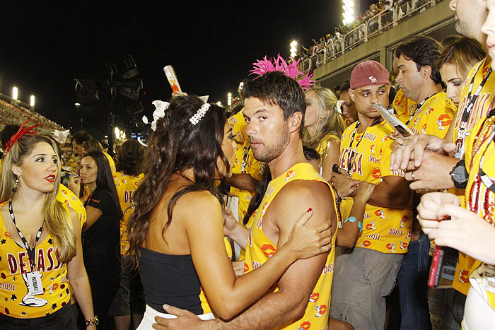 Juliana Paes e o marido.