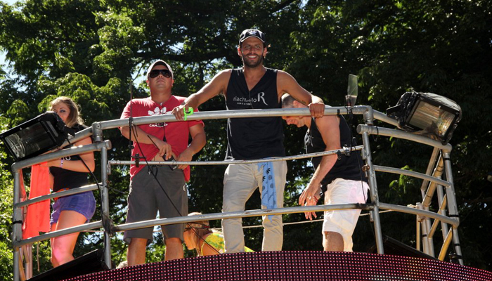 Henri Castelli curte o Carnaval de Salvador no trio do Chiclete com Banana