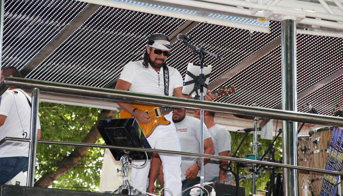 Henri Castelli curte o Carnaval de Salvador no trio do Chiclete com Banana