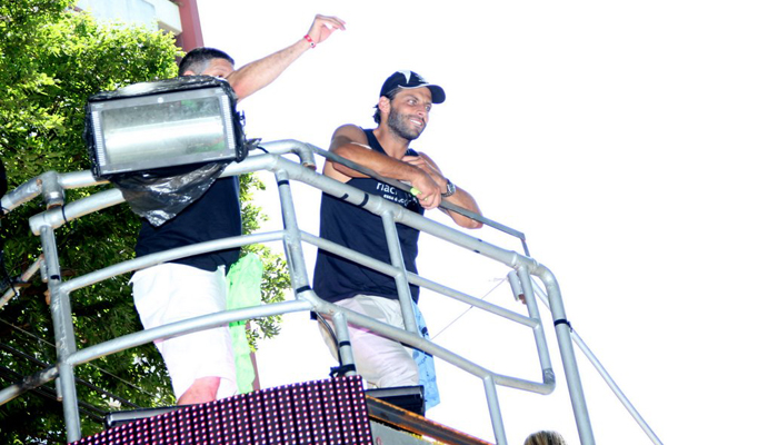 Henri Castelli curte o Carnaval de Salvador no trio do Chiclete com Banana