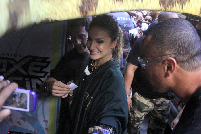 Grávida, Claudia Leitte cai e canta no trio com perna imobilizada