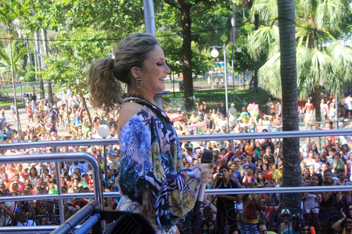 Grávida, Claudia Leitte cai e canta no trio com perna imobilizada