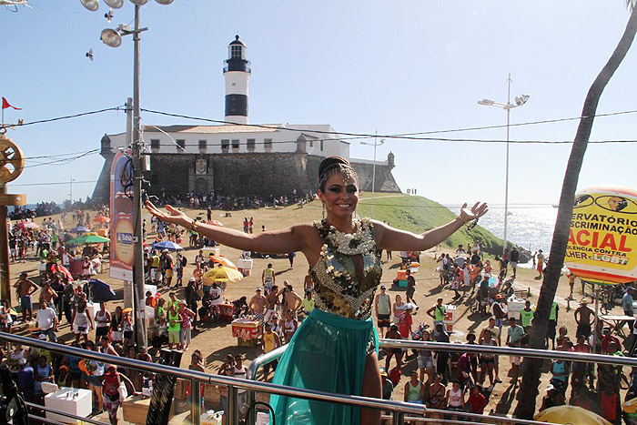 Alinne Rosa agita foliões no circuito Barra/Ondina. 