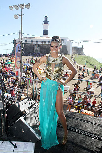 Alinne Rosa agita foliões no circuito Barra/Ondina. 