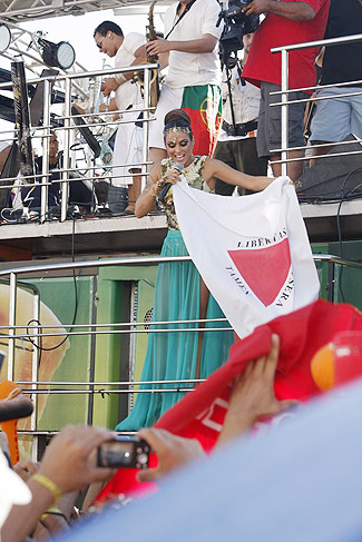 Alinne Rosa agita foliões no circuito Barra/Ondina. 