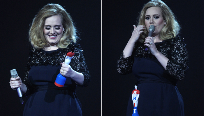 Adele ganha dois Brit Awards mas se revolta com a produção da cerimônia