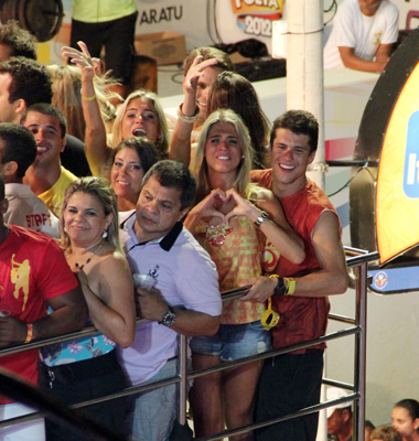 Bia e Branca Feres se esbaldaram em dia de folia