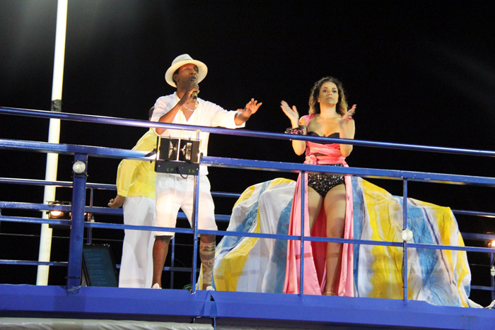 Daniela Mercury agitou os foliões no último dia de carnaval em Salvador