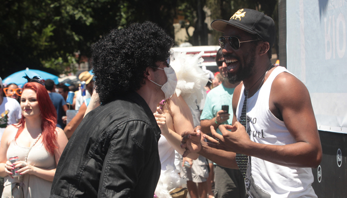 Taís Araújo e Lázaro Ramos caem na folia em bloco de rua