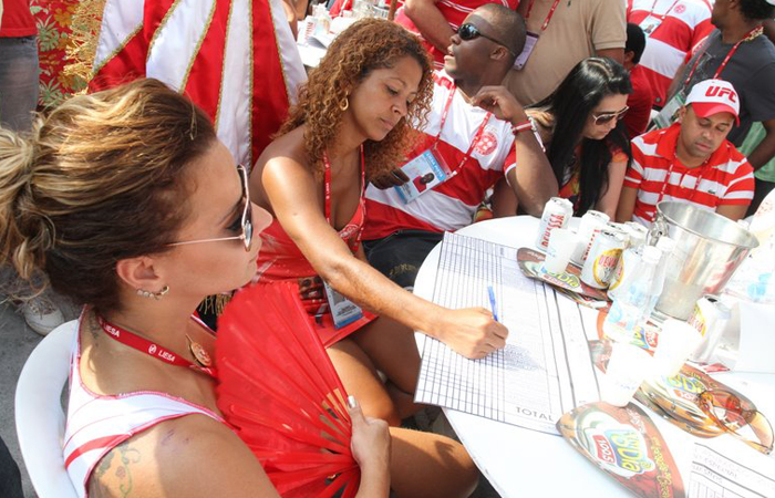 Sabrina Sato, Sheron Menezes e Viviane Araújo conferem a apuração da escolas  - Ag.News