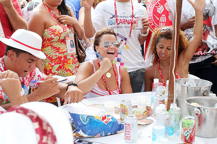 Sabrina Sato, Sheron Menezes e famosos conferem a apuração da escolas.